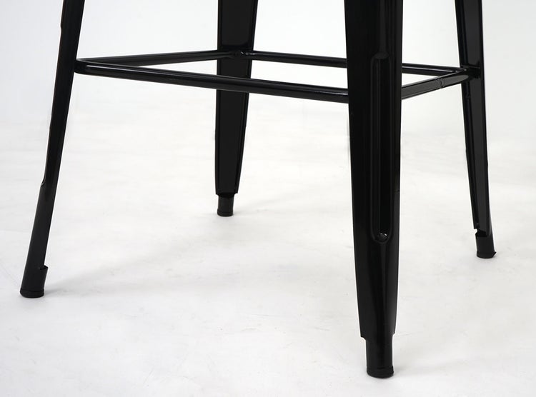 Detailaufnahme von Barhockerbeinen aus Metall mit Fußstütze
