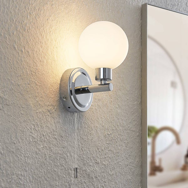 Wandleuchte mit Zugschalter und runder Lampe im Badezimmer.