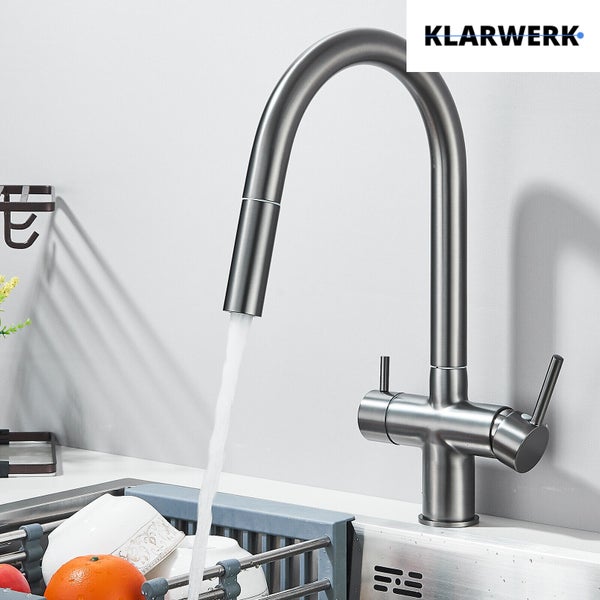 Klarwerk 3-Wege-Küchenarmatur in Edelstahl-Optik mit hohem Bogenauslauf und fließendem Wasser über einer Spüle, Klarwerk Logo.