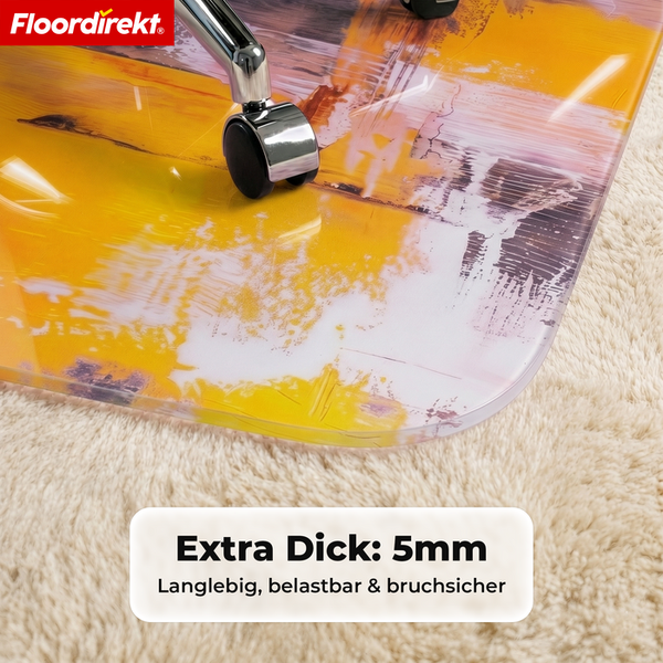 Floordirekt Logo. 5 Millimeter dicke Bodenschutzmatte mit abstraktem Muster auf Teppich unter einer Stuhlrolle.
