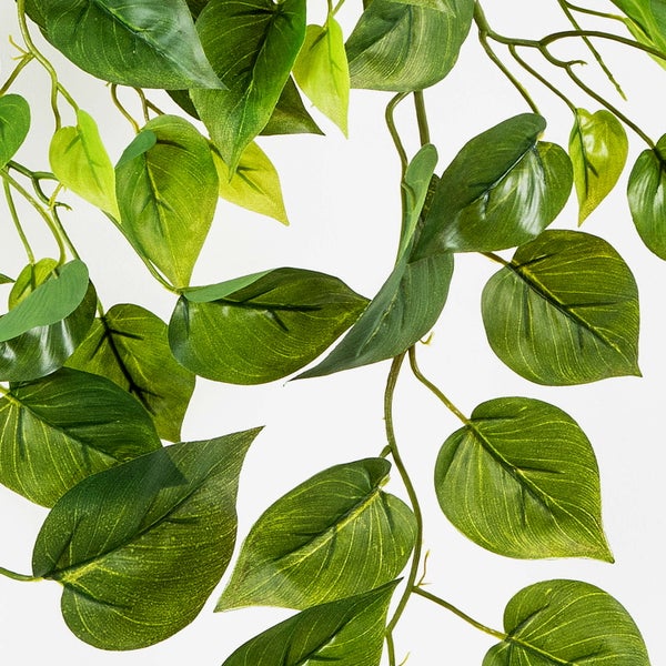 Künstliche Hängepflanze mit herzförmigen grünen Blättern.