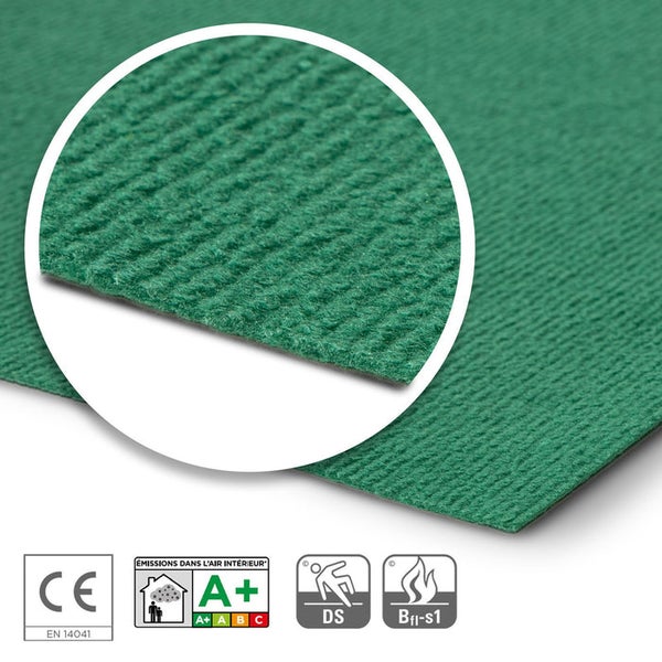Grüne Teppichfliese mit Textilstruktur und verschiedenen Zertifizierungssiegeln