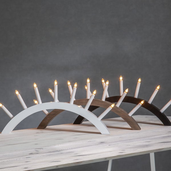 Drei Bogenleuchter aus Holz mit Lampen in Kerzenform