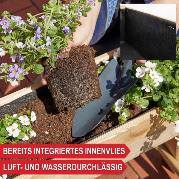 Bepflanzung eines Holzkastens mit bereits integriertem schwarzem Innenvlies, das luftdurchlässig und wasserdurchlässig ist.