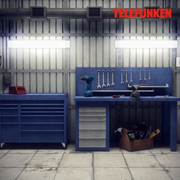 Werkstattszene mit zwei hellen LED-Werkstattlampen an einer Metallwand über einer blauen Werkbank und einem Werkstattwagen. Telefunken Logo.