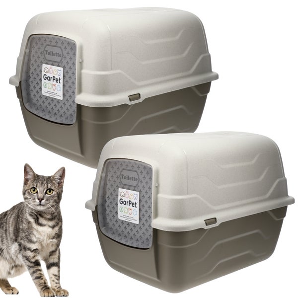Zwei Katzentoiletten mit Klappe und eine Katze