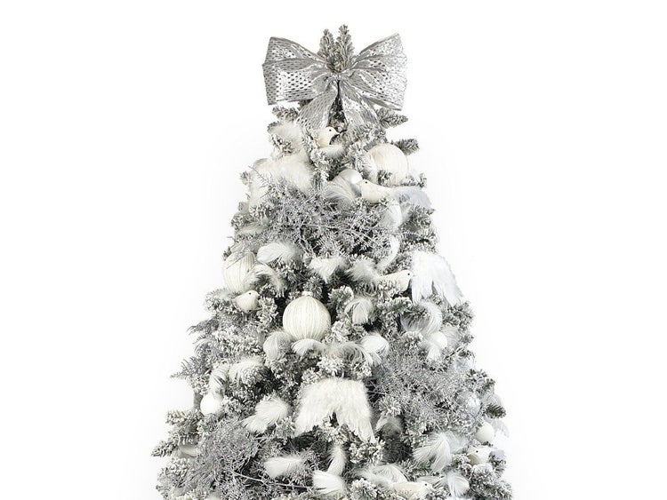 Festlich geschmückter Weihnachtsbaum mit silberner Schleife als Spitze, dekoriert mit Federn, Kugeln und glitzernden Elementen.
