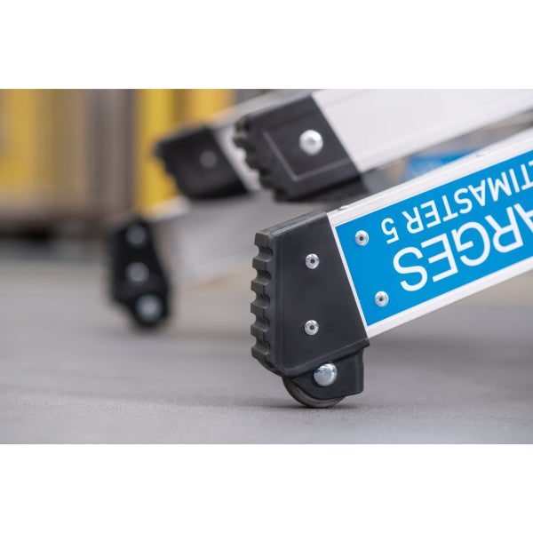 Detailansicht einer Leiter mit Rollen für den einfachen Transport