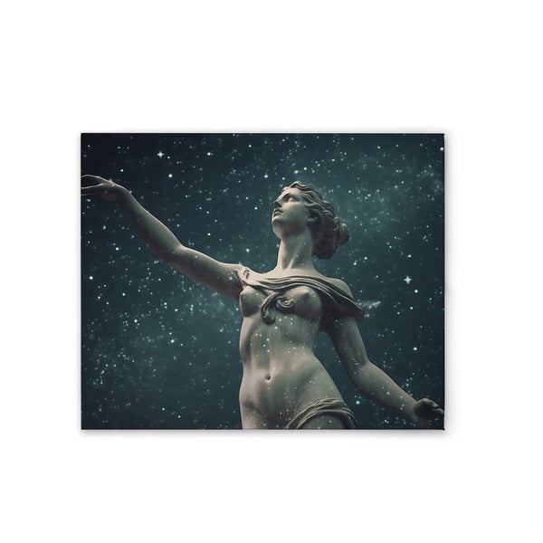 Leinwandbild mit einer Frauenskulptur vor einem Sternenhimmel
