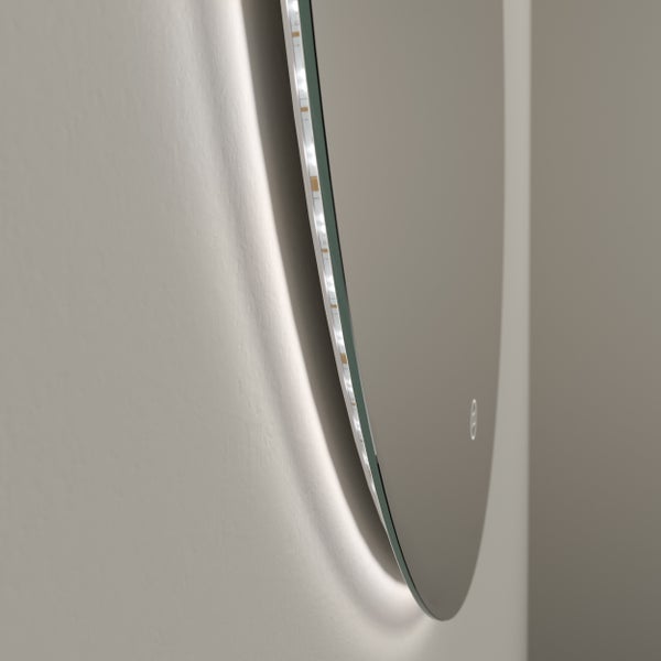 Runder Spiegel mit LED Hintergrundbeleuchtung und Touch Sensor in der Detailansicht an der Wand.