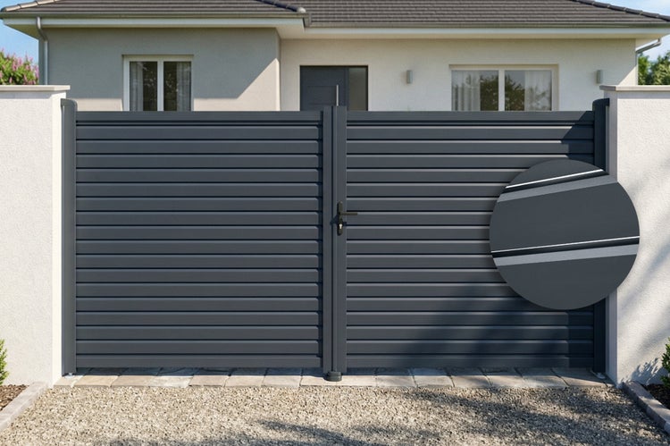 Modernes zweiflügeliges Einfahrtstor aus Aluminium mit horizontalen Lamellen in Anthrazit vor einem Wohnhaus.