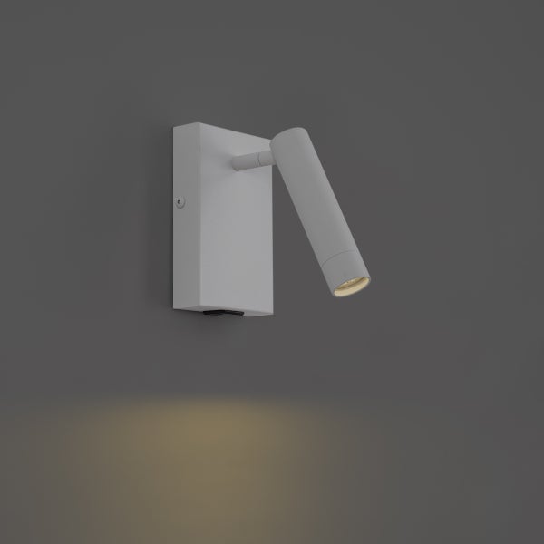 Weiße Wandleuchte mit verstellbarem zylindrischem Spot und integriertem Schalter.