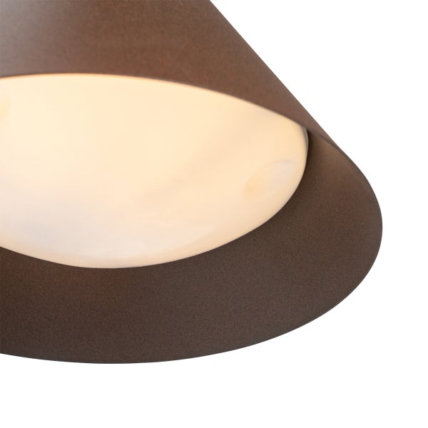 Detailansicht einer Leuchte mit braunem, strukturiertem Schirm und weißem Diffusor, der ein warmes Licht ausstrahlt.