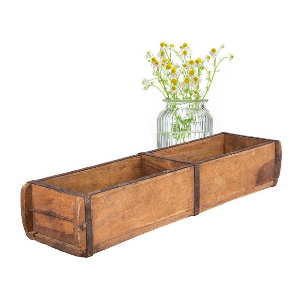 Holzpflanzkasten mit Metallband und Blumenvase