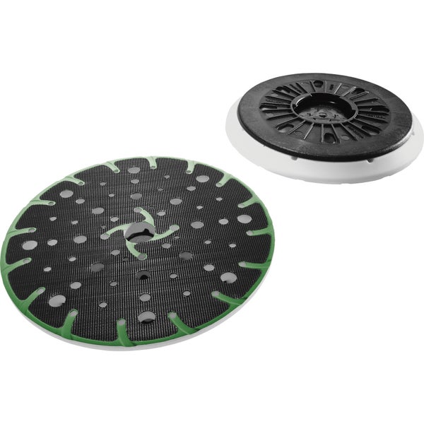 Person befestigt Schleifpapier auf einem Exzenterschleifer