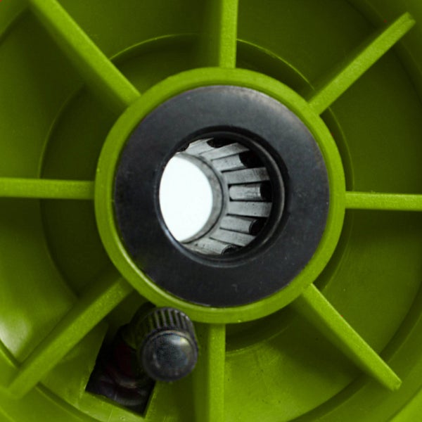 Detailansicht einer grünen Rasentrimmer-Spule mit schwarzer Buchse