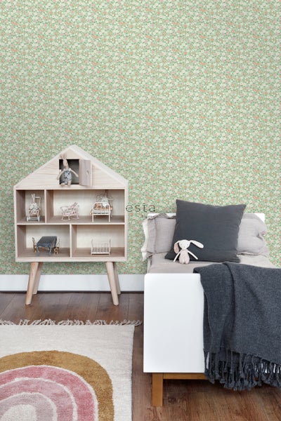 Kinderzimmer mit blumiger Tapete, Puppenhaus und Spielzeug