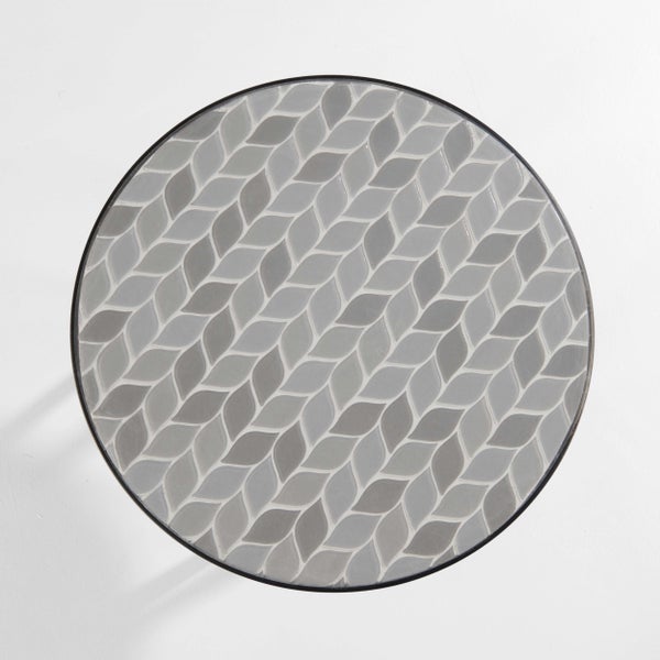 Rundes Mosaik-Tischblatt mit Blattmuster für Garten- und Bistrotische.