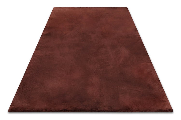 Weicher Hochflor-Teppich in Terracotta.