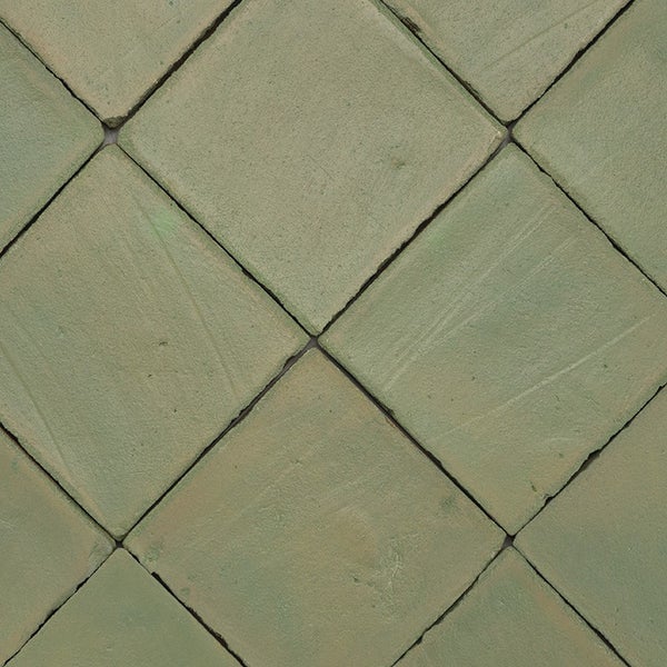 Quadratische Fliesen in Rautenverlegung mit matter Oberflache und sichtbaren Fugen.