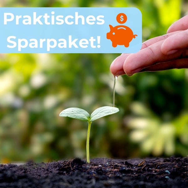 Jungpflanze wird bewässert, im Hintergrund steht der Text: Praktisches Sparpaket!