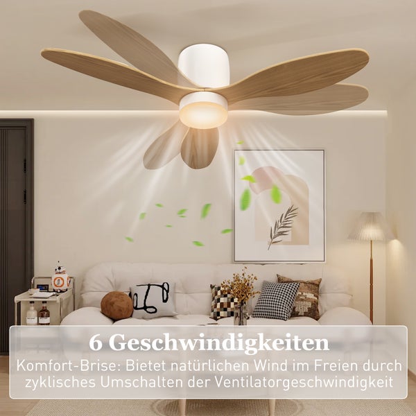 Moderner Deckenventilator mit sechs Flügeln in Holzoptik und Beleuchtung in einem hellen, organisierten Wohnzimmer über einem Sofa.
