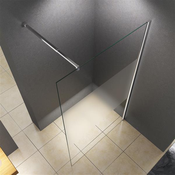 Walk-in Duschwand mit Glas und Stabilisierungsstange für bodengleiche Duschen im modernen Badezimmer.