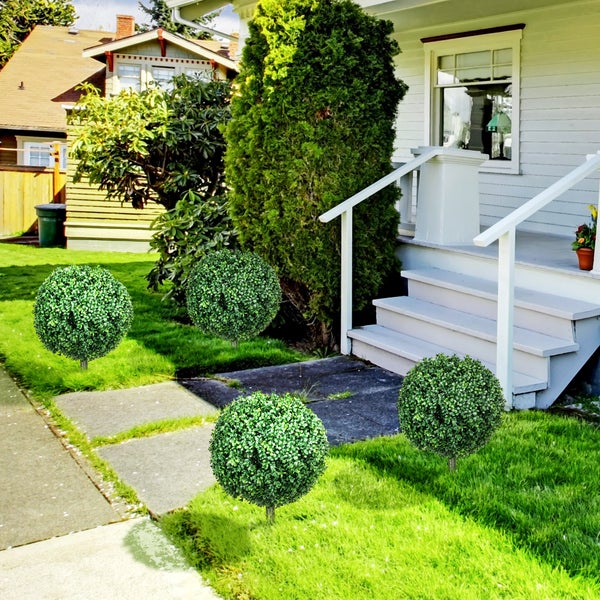Künstliche Buchsbaumkugel mit Erdspieß, Durchmesser 40 Zentimeter, Gesamthöhe 70 Zentimeter.