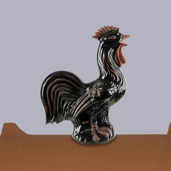Dachschmuck Hahn aus dunkel glasiertem Ton für Firstziegel.