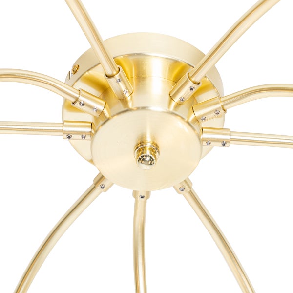 Detailaufnahme einer goldenen Deckenleuchte, die ihre Konstruktion und Befestigung an der Decke zeigt