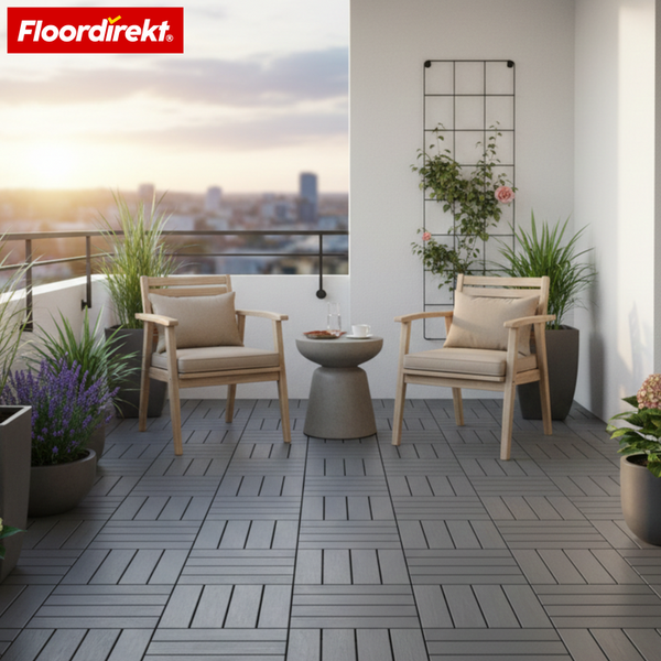 Balkon mit grauen Terrassenfliesen, Holzstühlen und Pflanzen