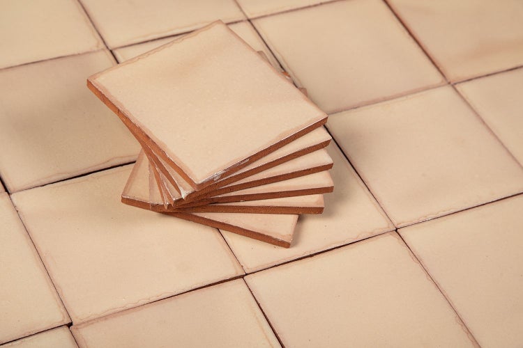 Quadratische Steingutfliesen gestapelt