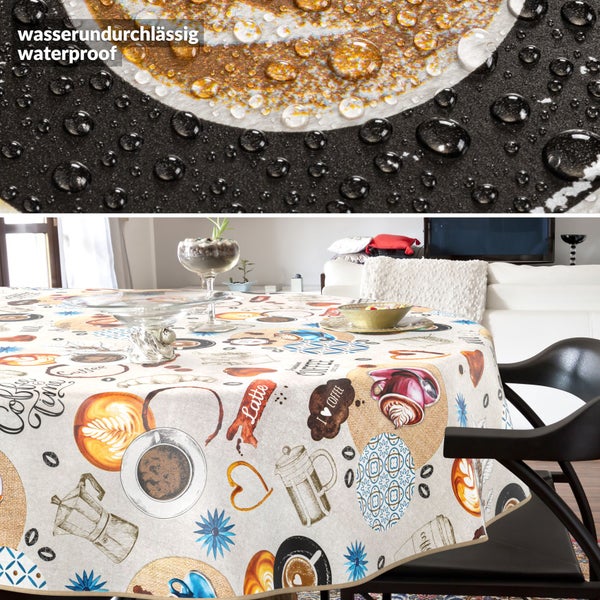 Wasserdichte Tischdecke mit Kaffeemotiven auf einem Esstisch in einem hellen Wohnzimmer