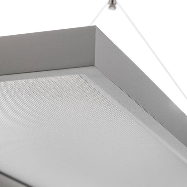 Nahaufnahme einer rechteckigen Pendelleuchte mit grauem Metallrahmen und mikroprismatischer Abdeckung.