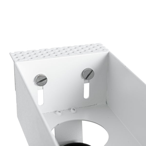 Nahaufnahme einer weißen Metallhalterung mit zwei verstellbaren Schlitzschrauben in vertikalen Schlitzen und einer perforierten Oberkante.