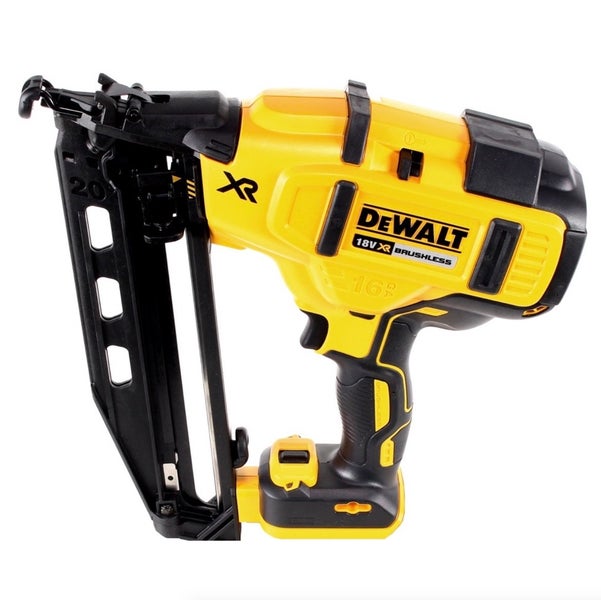 DeWALT Werkzeugkoffer aus robustem Kunststoff mit Tragegriff und Metallverschlüssen.