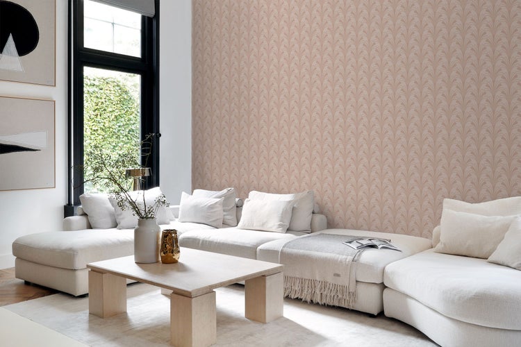 Modernes Wohnzimmer mit einer Vliestapete mit fächerförmigem Muster hinter einem hellen Ecksofa und einem Couchtisch aus Holz.