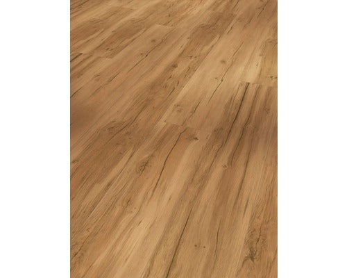 Verlegtes Laminat mit Holzoptik.