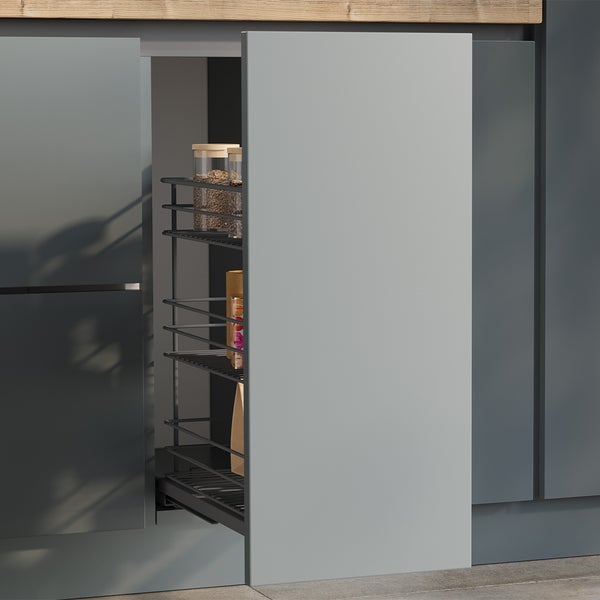 Ausziehbarer Unterschrank-Auszug für die Küche mit drei Metallkörben für Vorräte und Gewürzgläser.