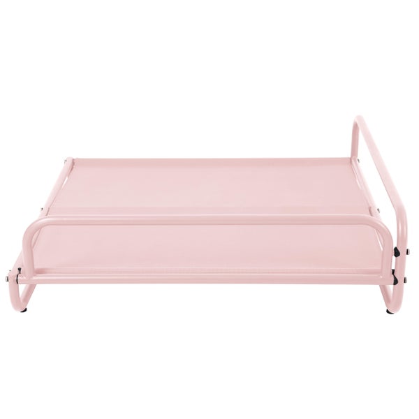 Erhöhtes Hundebett mit rosa Metallrahmen und Netzbespannung.