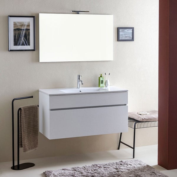 Wohnzimmer mit Deckenleuchte, Sofa, Tisch und Treppe