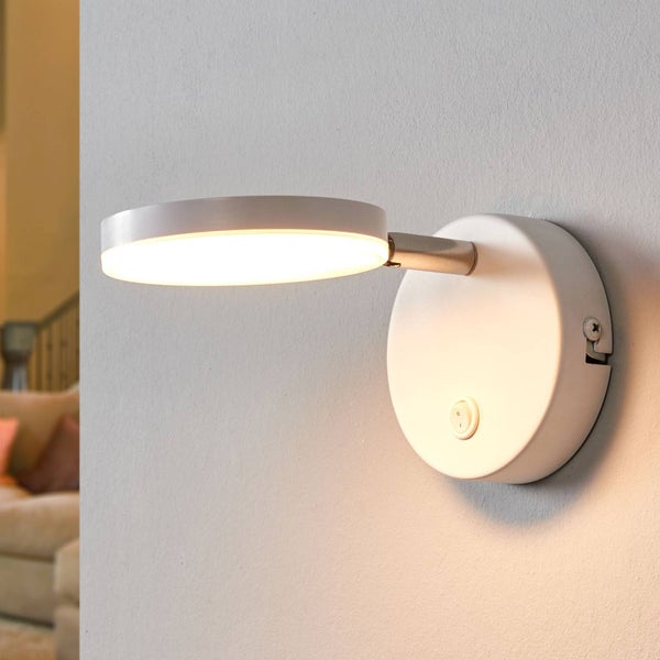 Weiße LED-Wandleuchte mit rundem, flachem Leuchtkopf, verstellbarem Gelenk und Ein-Aus-Schalter an der Halterung.
