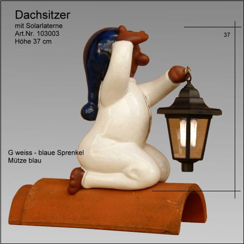 Weiße Dachschmuck-Figur Dachsitzer mit blauer Mütze auf einem roten Dachziegel mit Solarlaterne, Höhe 37 Zentimeter.