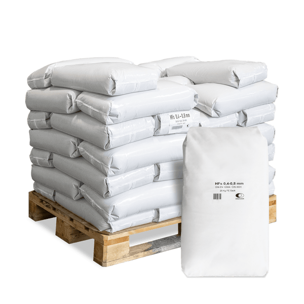 Filtersand mit einer Körnung von 0,4 bis 0,8 Millimeter in 25 Kilogramm Säcken auf einer Holzpalette.