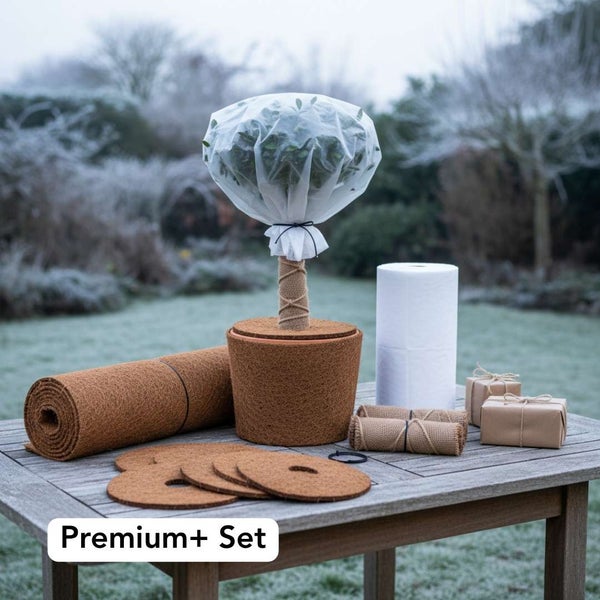 Winterschutz Set Premium Plus aus Kokosfasern und Vlies für Topfpflanzen im Garten auf einem Holztisch.
