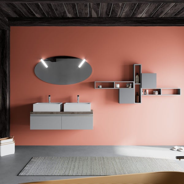 Modernes Badezimmer mit terracottafarbener Wand, Doppelwaschbecken, ovalem Spiegel mit Beleuchtung, grauen Wandregalen und dunkler Holzdecke.