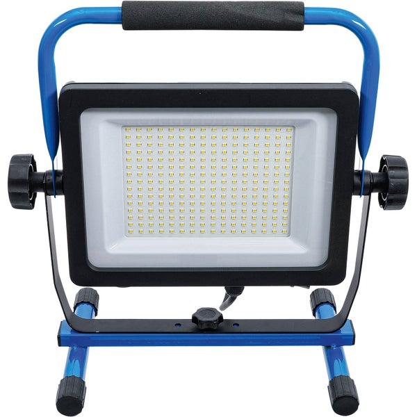 LED-Baustrahler mit gepolstertem Tragegriff und blauem, verstellbarem Metallgestell.