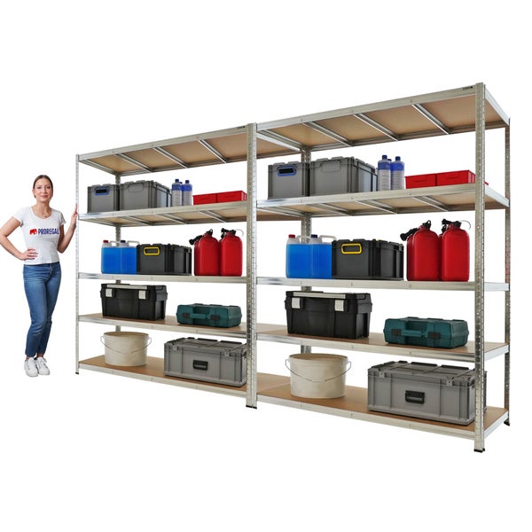 Schwerlastregal aus verzinktem Stahl mit Holzböden, befüllt mit Werkzeugkoffern, Kanistern und Boxen, neben einer Person zur Größenansicht.