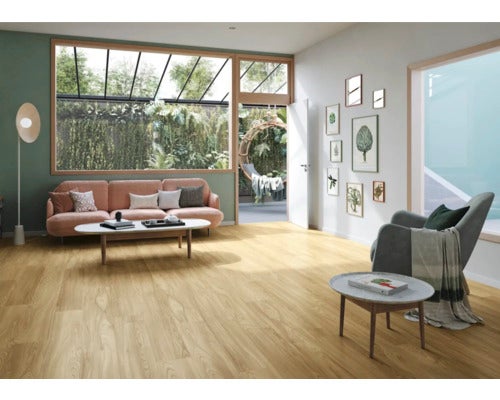 Heller Wohnraum mit Holzboden, Sofa, Sessel und Dekoration