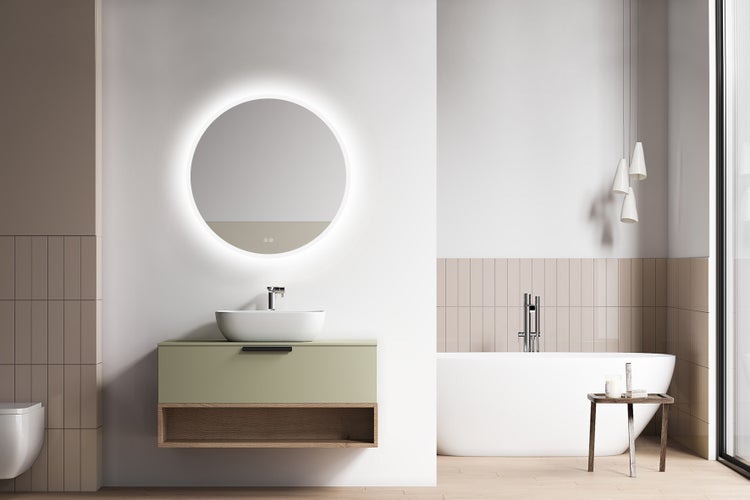 Modernes Badezimmer mit rundem LED Spiegel über einem wandhängenden Waschtisch mit Aufsatzwaschbecken und einer freistehenden Badewanne.